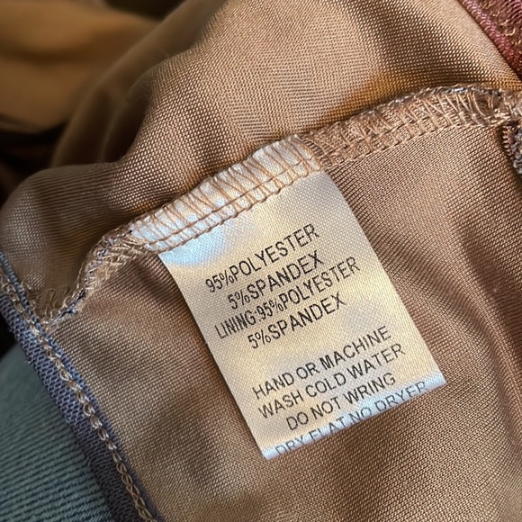 Skirt and top 2-piece set. - Picture 7 of 8